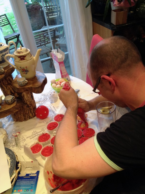 jacob sabotig icing cakes