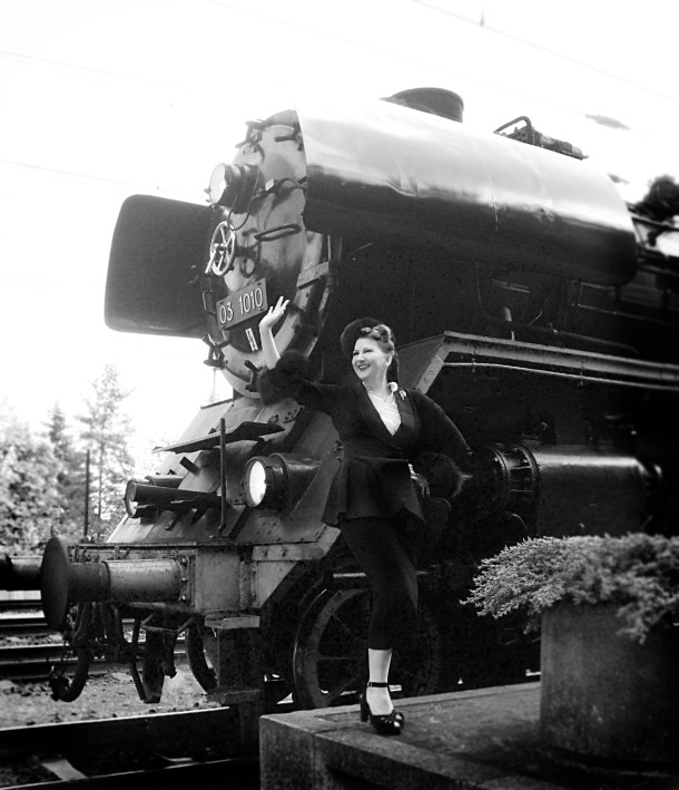 the berliner steam train and kitten von mew