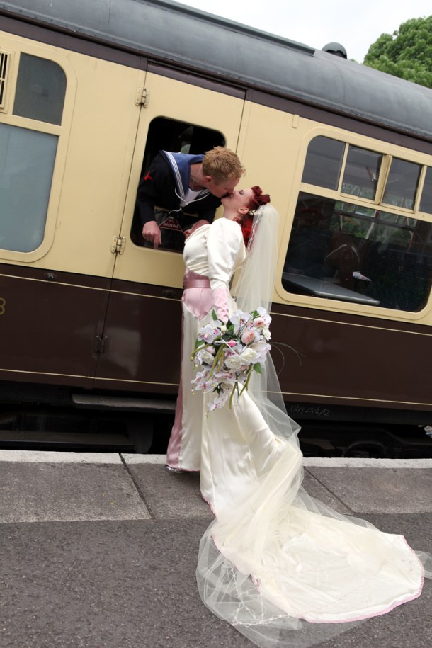 richard and kitten von mew wedding kiss