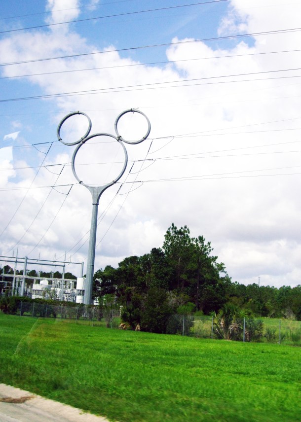 mickey-mouse-pylon
