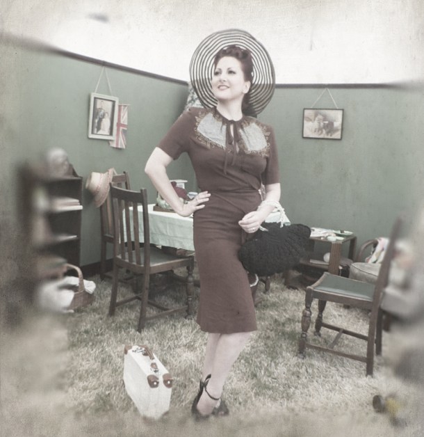 kitten von mew 1940's livingroom