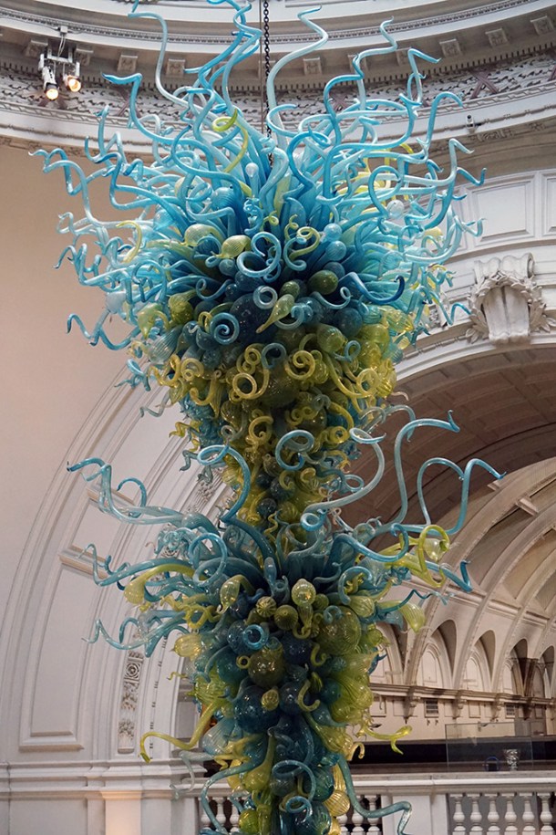 dale-chihuly-glass-chandelier-v-and-a-museum